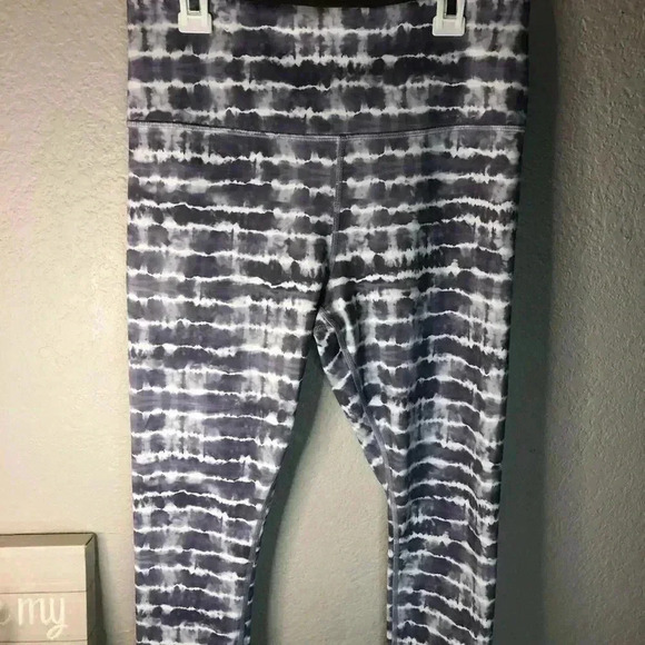 Athleta Elation Printed Capri Pants NWOT size MP - Picture 3 of 7